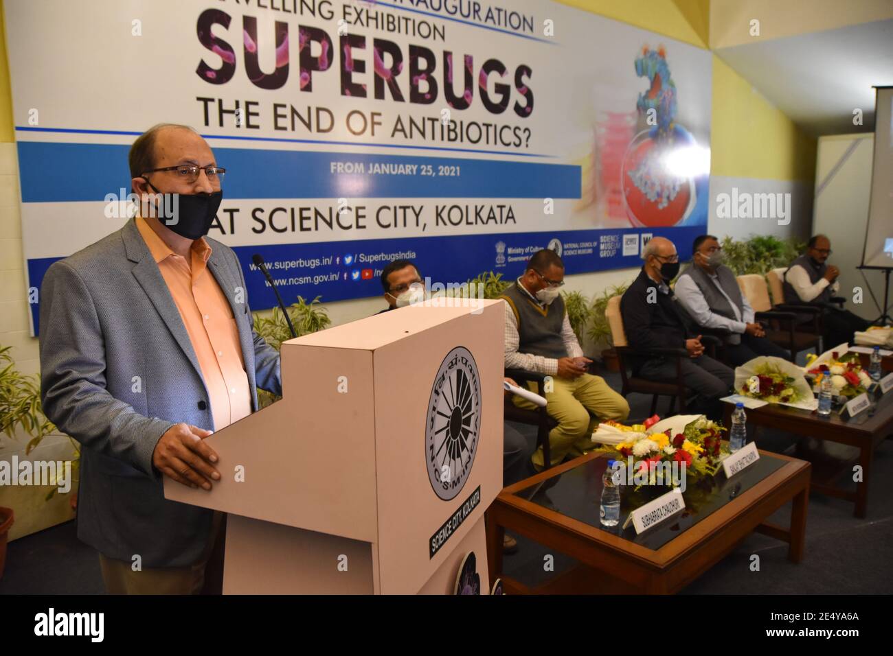 Shaikh Emdadul Islam, Ex-Direktor, Birla Industrial & Technological Museum, Kalkutta, spricht bei der Eröffnungszeremonie der Ausstellung "Superbugs - das Ende der Antibiotika?", Untersucht, wie die Gesellschaft auf die enorme Herausforderung der antimikrobiellen Resistenz (AMR) und der antibakteriellen Resistenz (ABR) reagiert, insbesondere durch wissenschaftliche Forschung aus der ganzen Welt und persönliche Geschichten von Menschen, die gegen Superbugs Krieg führen. Diese Ausstellung wurde vom National Council of Science Museums (NCSM) in Zusammenarbeit mit der Science Museum Group, London, Wellcome (UK) organisiert und von Indian unterstützt Stockfoto