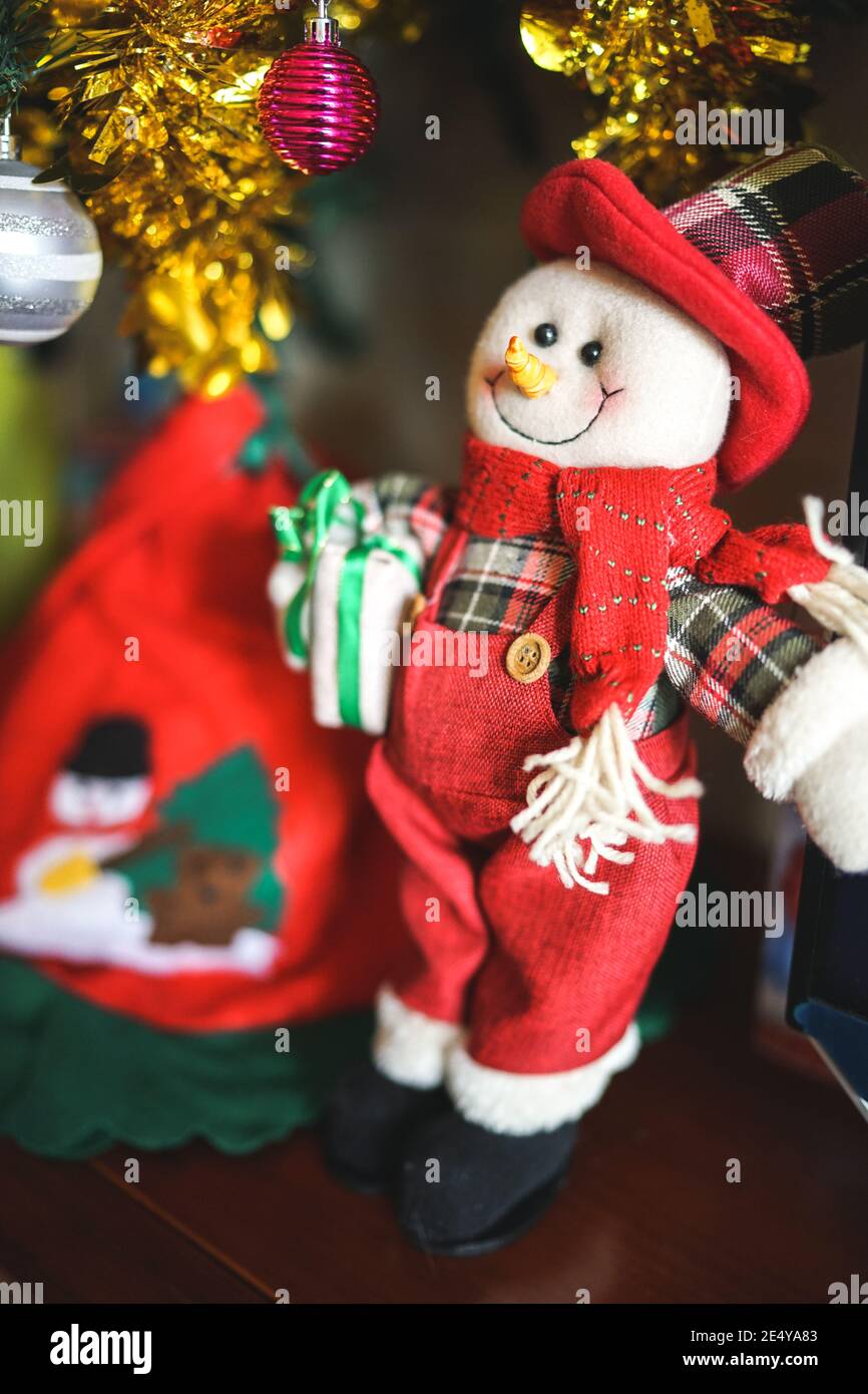 Schneemann Weihnachtsmann mit Geschenken unter dem Weihnachtsbaum, frohe Festzeit, glückliche Schneemänner mit Geschenken auf einem weihnachtsbaum Stockfoto