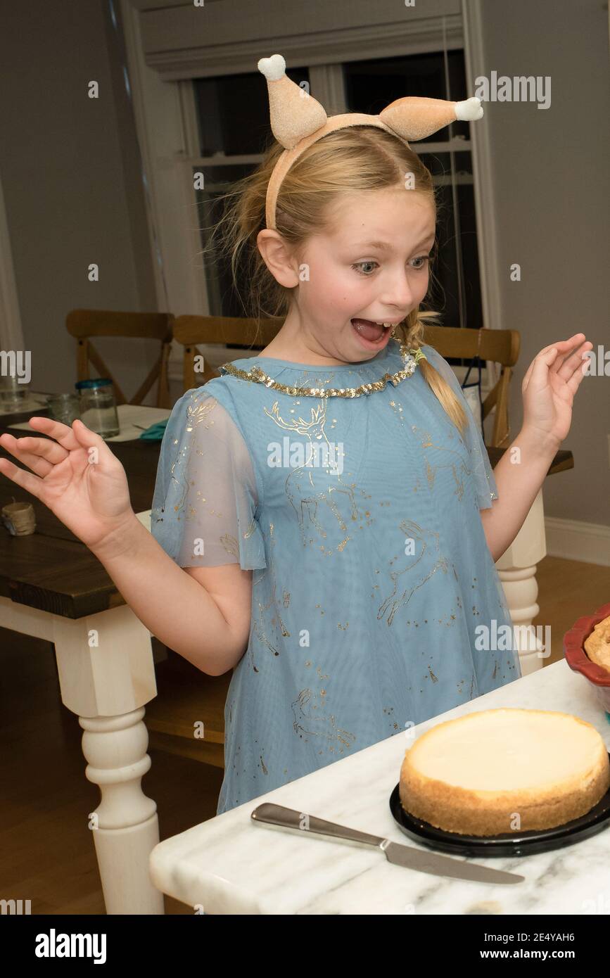Junges Mädchen für Dessert bei Thanksgiving Abendessen aufgeregt Stockfoto