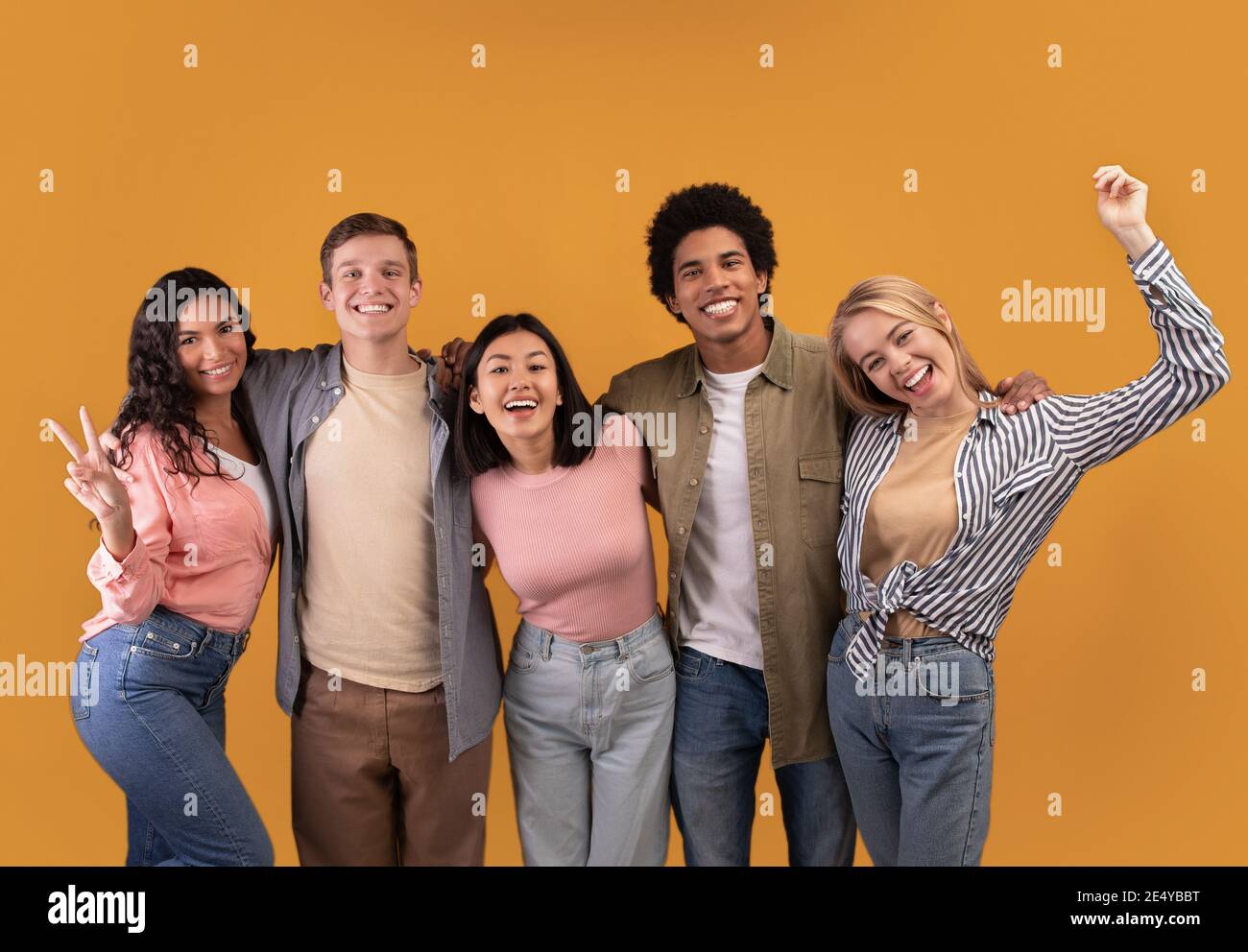 Die Freundschaft der internationalen Studenten und unterscheiden sich von den Rassenschülern Stockfoto