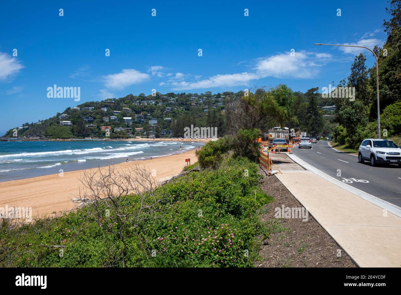 Palm Beach in Sydney und Verkehr entlang der Barrenjoey Road, Sydney, NSW, Australien Stockfoto