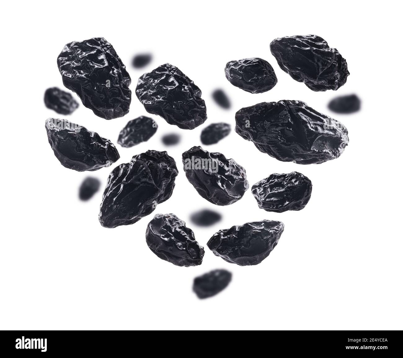 Getrocknete Pflaumen in Form eines Herzens auf einem Weißer Hintergrund Stockfoto