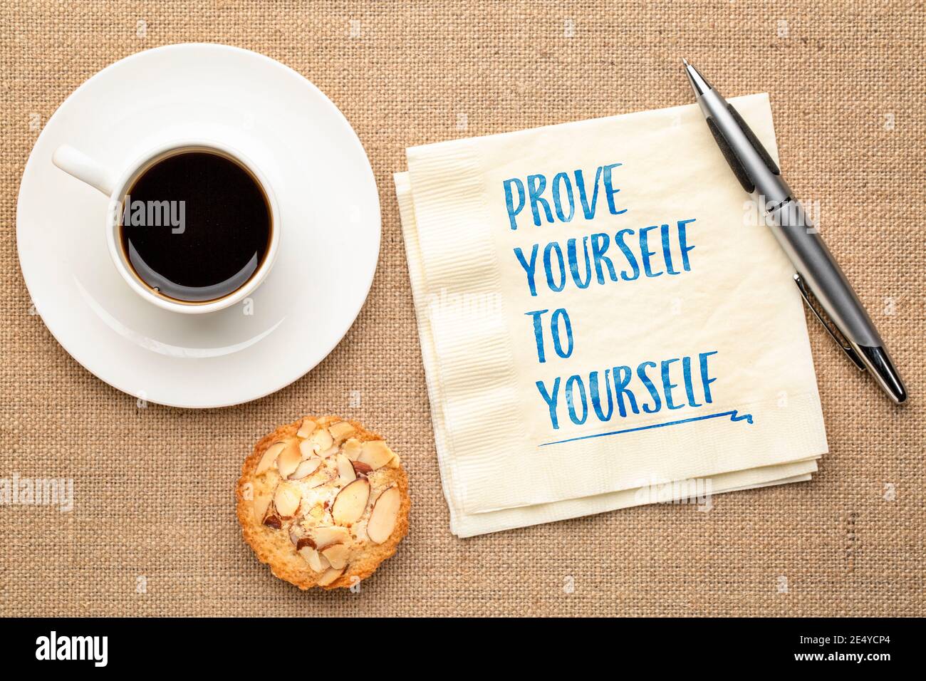 Beweisen Sie sich selbst - inspirierende Handschrift auf einer Serviette mit einer Tasse Kaffee, persönlicher Entwicklung und Selbstverbesserungskonzept Stockfoto
