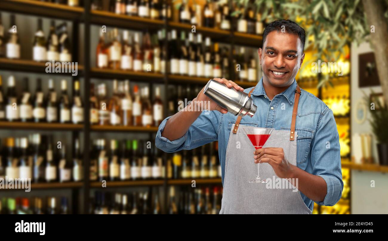 indischer Barkeeper mit einem Glas Cocktail und Shaker Stockfoto
