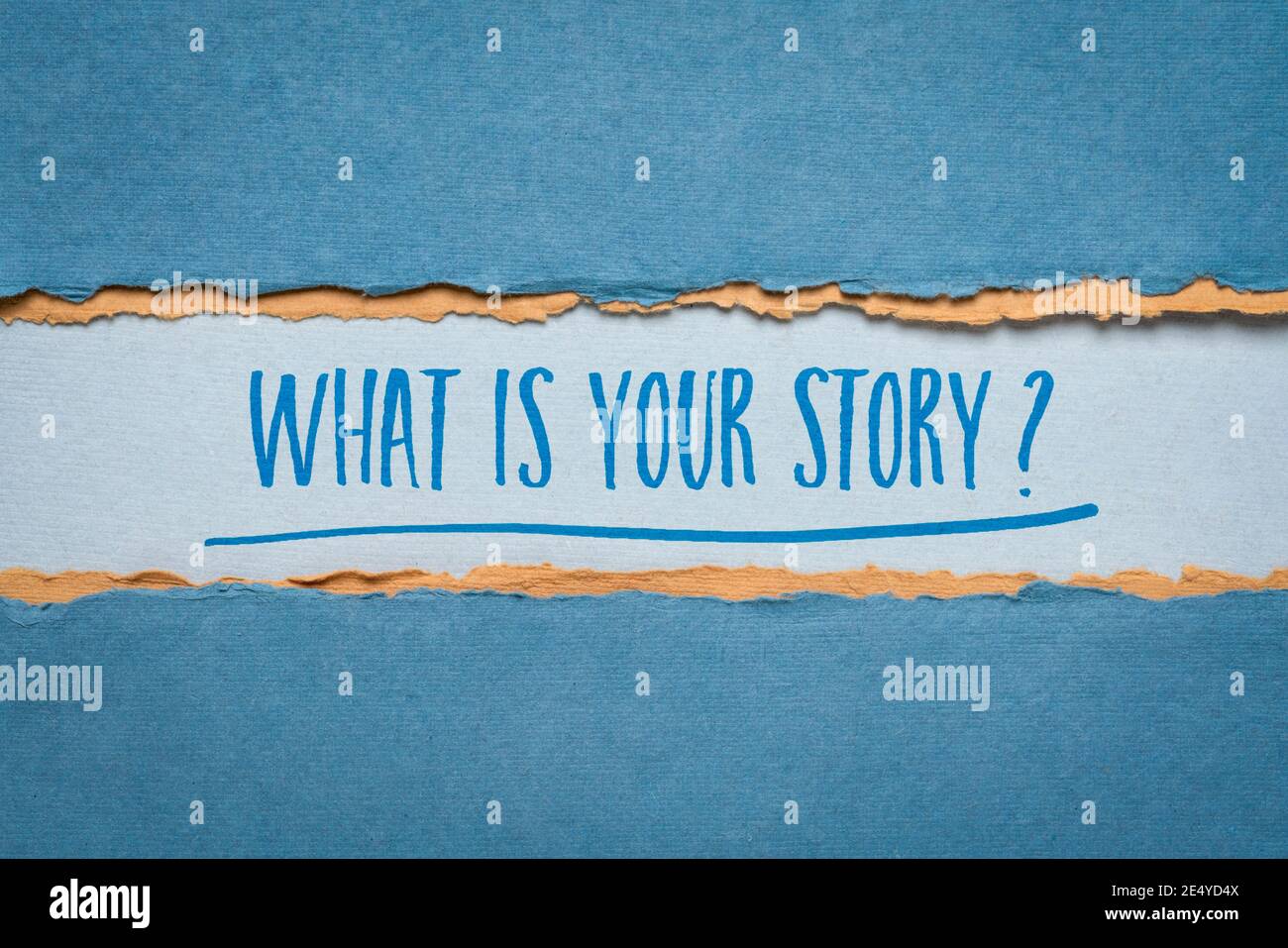 Was ist Ihre Geschichte? Handschrift auf handgeschöpftem Papier in blau und orange. Konzept zum Erfahrungsaustausch. Stockfoto