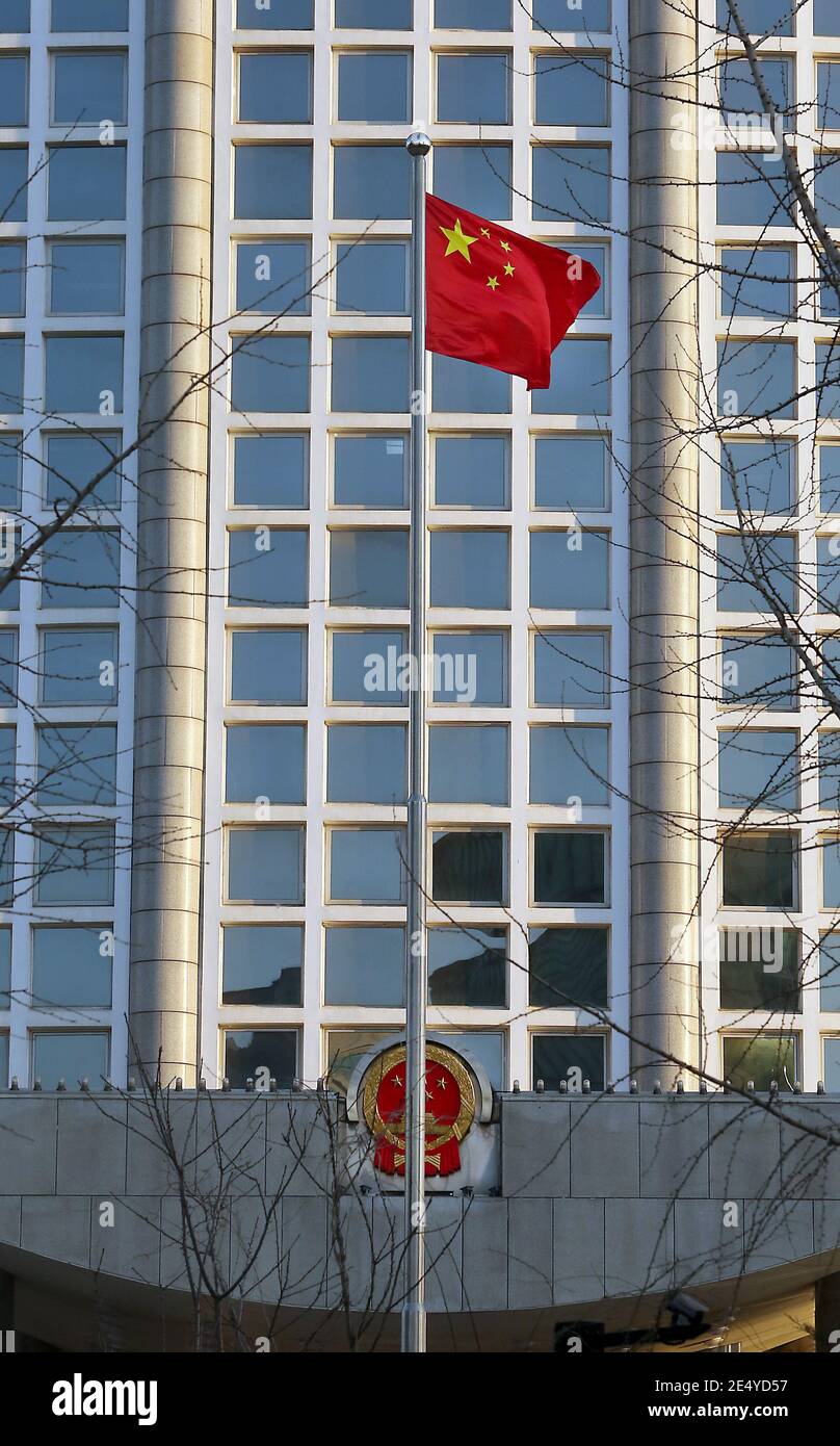 Peking, China. Januar 2021. Am Montag, den 25. Januar 2021, fliegt Chinas Nationalflagge vor dem Außenministerium des Landes in Peking. China flog zwei große Formationen von Kampfflugzeugen in der Nähe der selbstverwalteten Insel Taiwan über das Wochenende, eine erhebliche außenpolitische Herausforderung für den neuen US-Präsidenten Joe Biden nur Tage in seiner Regierung, nach Taiwan Verteidigungsministerium. Foto von Stephen Shaver/UPI Kredit: UPI/Alamy Live Nachrichten Stockfoto