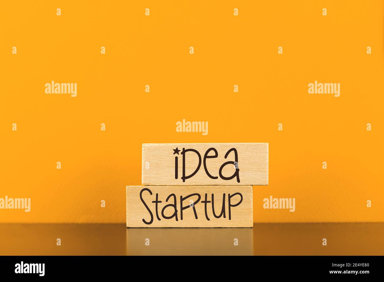 Startup-Idee konzeptuelles Bild für Geschäftsmann, hölzerne Stifte Hintergrundbild Stockfoto