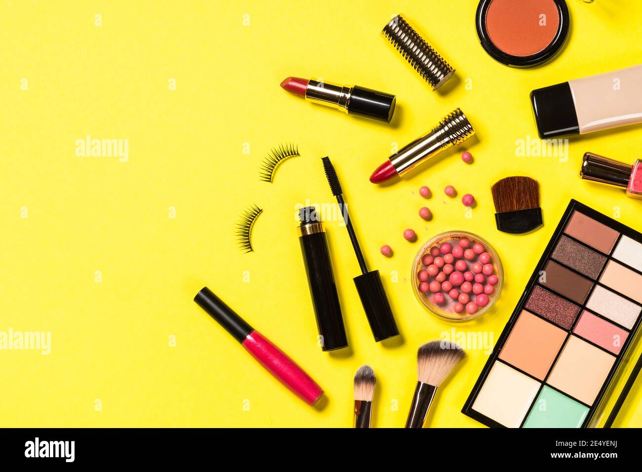 Make-up professionelle Kosmetik auf Farbhintergrund. Stockfoto