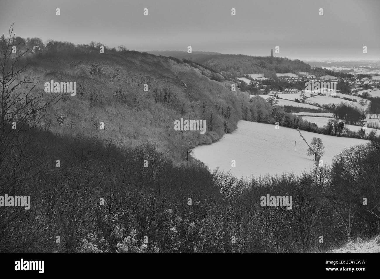 Ein kalter Januar Sonntagmorgen hoch, auf den Cotswolds in Gloucestershire, England nach nächtlichen Schneefall, mit der Sonne versucht, einen Auftritt zu machen Stockfoto