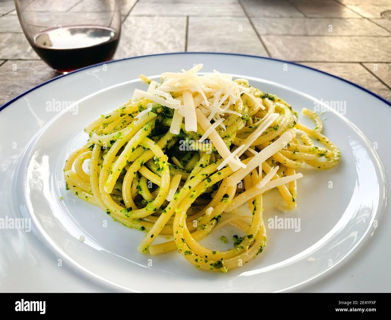 Teller mit fertig Spaghetti Pesto essen, Abendessen im Freien im Sommer Stockfoto