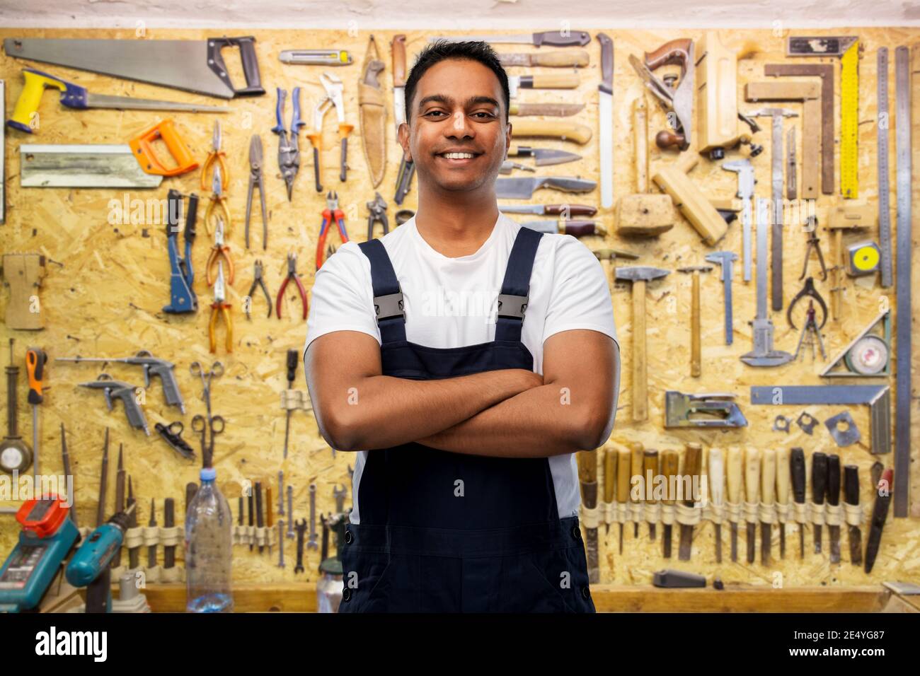 Glücklicher indischer Arbeiter oder Baumeister mit gekreuzten Armen Stockfoto