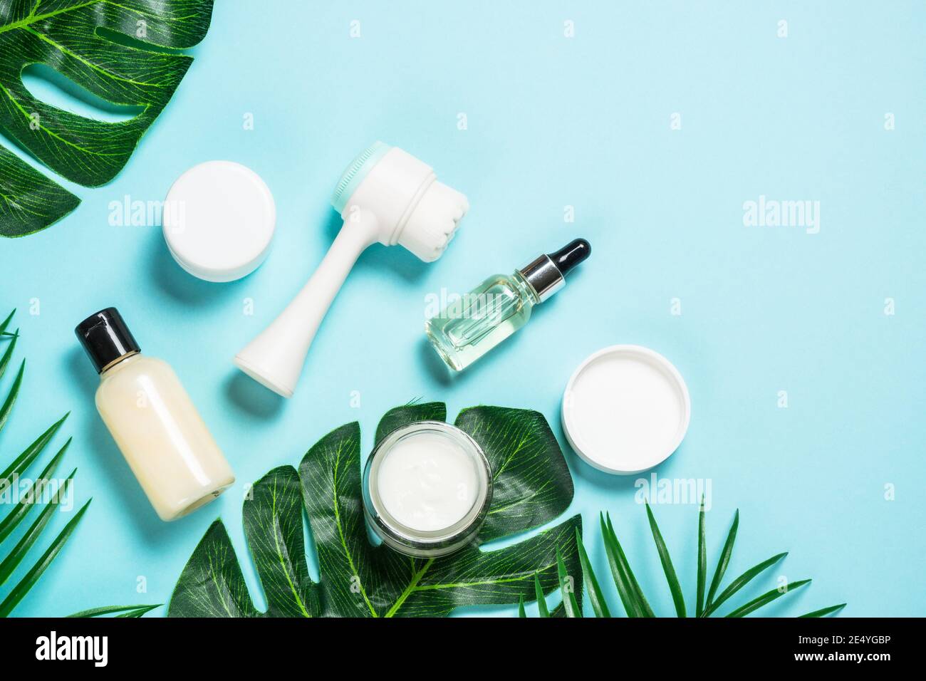 Hautpflegeprodukt auf blauem Hintergrund. Stockfoto