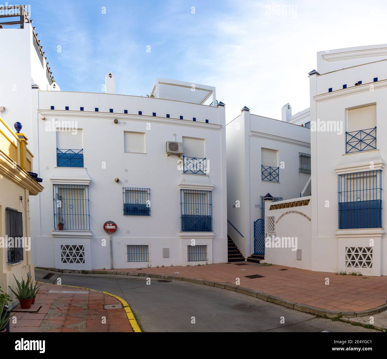 Conil de la Frontera, Spanien - 17. Januar 2021: Detail von traditionellen weiß getünchten Häusern in den Pueblos Blancos Städten von Andalusien Stockfoto