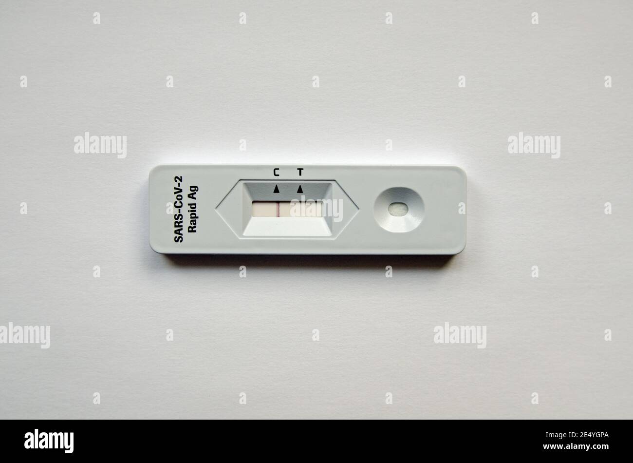 Basingstoke, Großbritannien - 17. Januar 2021: Teil eines COVID-19 Testkits, der ein negatives Ergebnis für das Coronavirus zeigt. Stockfoto