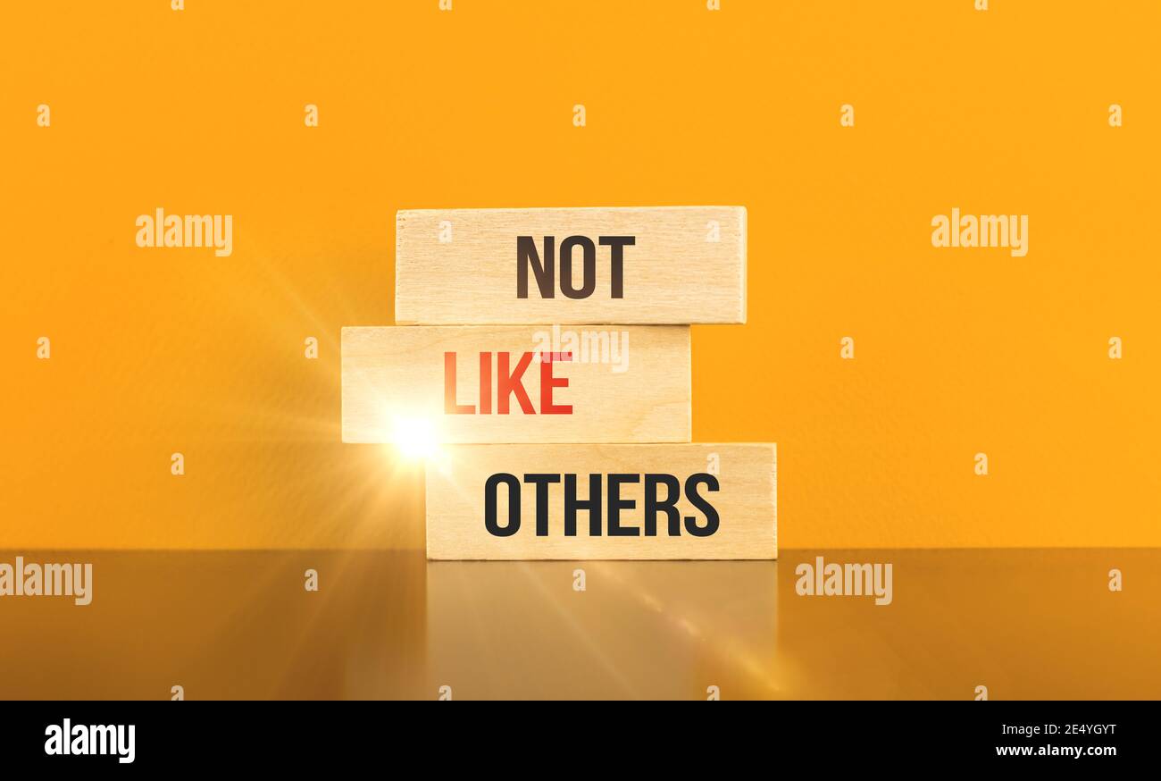 Freelancer und Startup konzeptionelle Inspiration Business-Image, Banner mit Holzblöcken und Text Inschrift nicht wie andere Stockfoto
