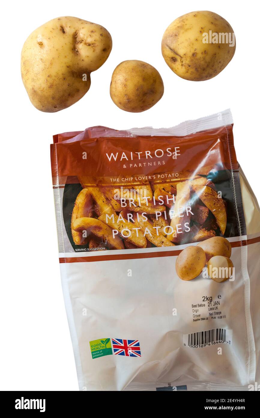 Eine Tüte mit britischen Maris Piper Kartoffeln öffnete sich, um zu zeigen Inhalt auf weißem Hintergrund gesetzt Stockfoto