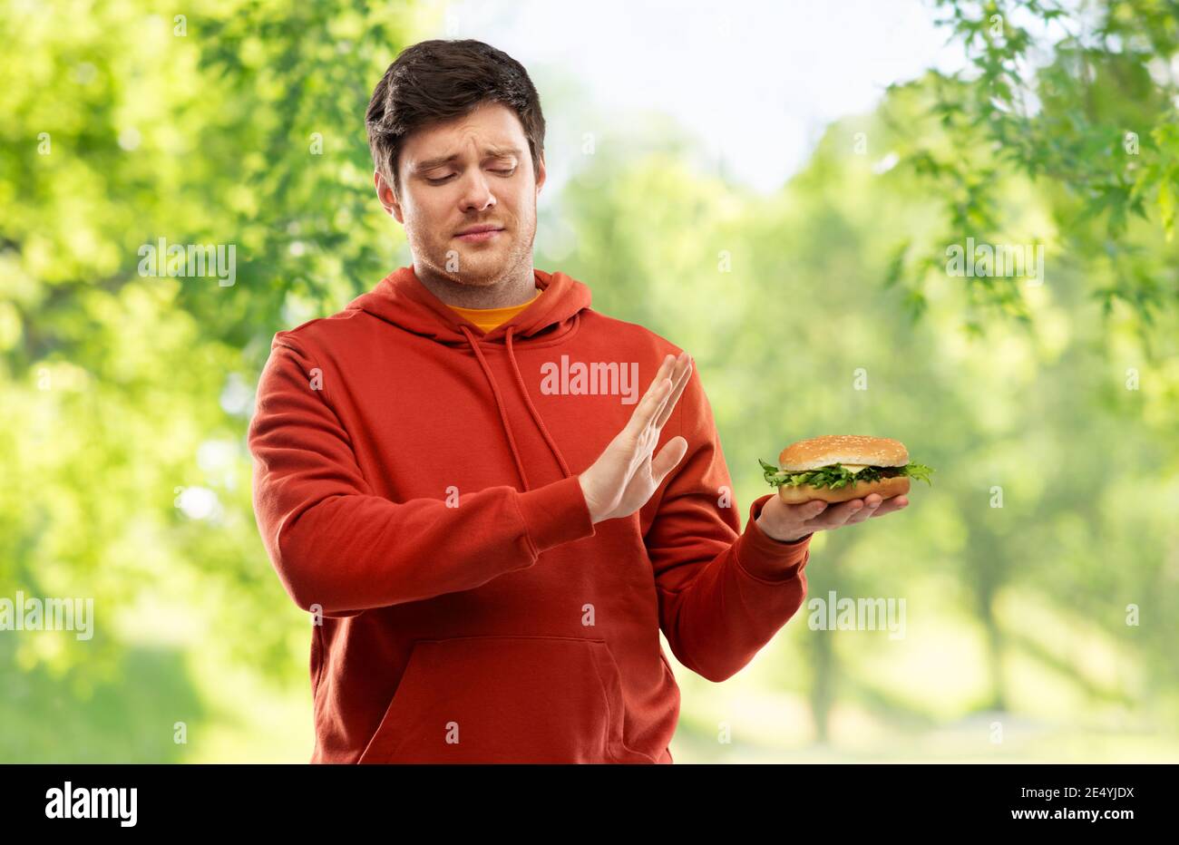 Junger Mann weigert vom Hamburger Stockfoto