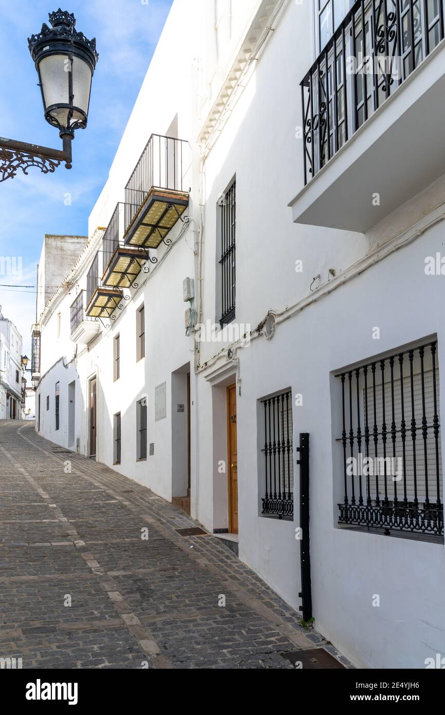 Vejer de la Frontera, Spanien - 17. Januar 2021: Schmale Straße in der historischen Altstadt von Vejer de la Frontera Stockfoto