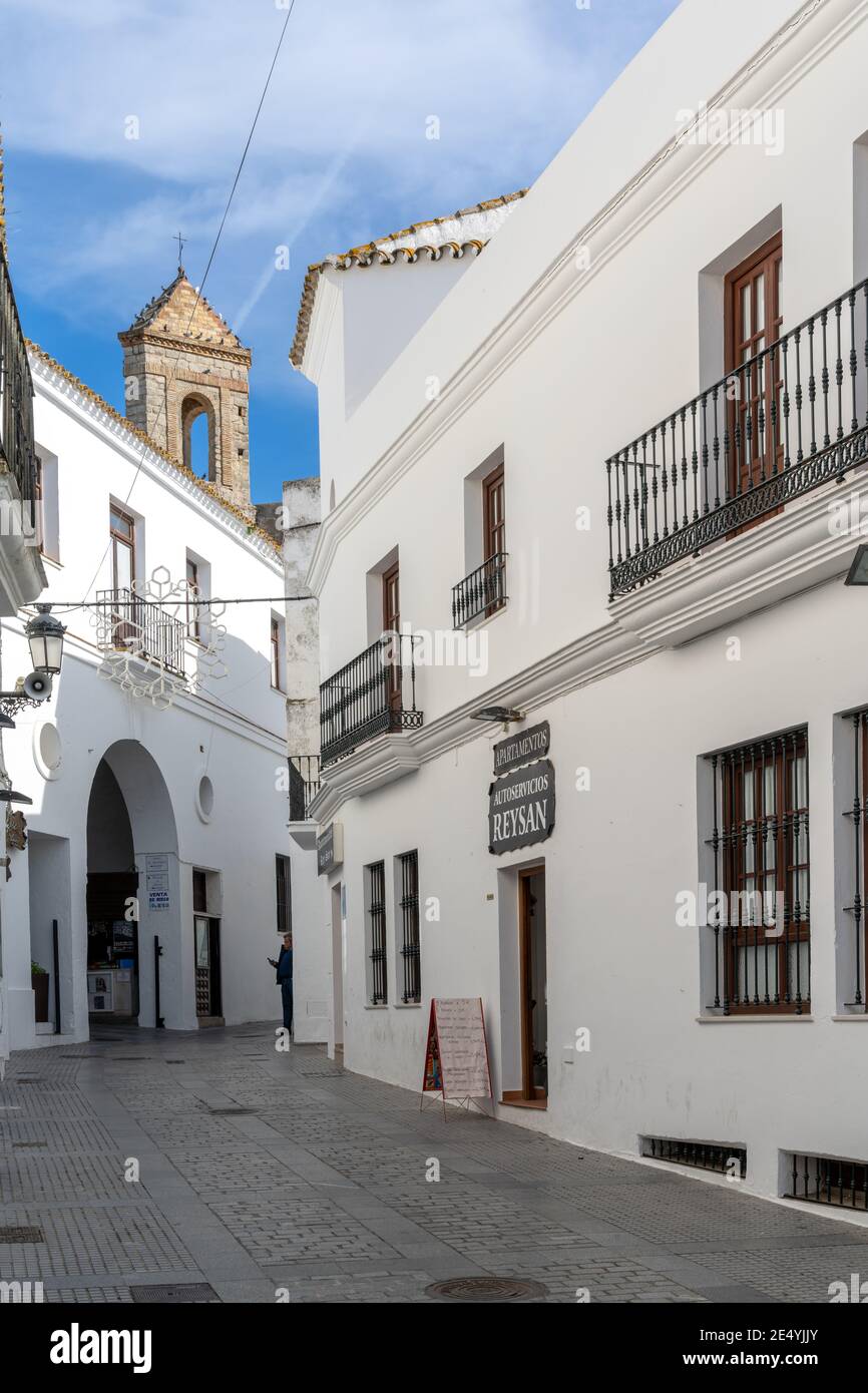 Vejer de la Frontera, Spanien - 17. Januar 2021: Schmale Straße in der historischen Altstadt von Vejer de la Frontera Stockfoto