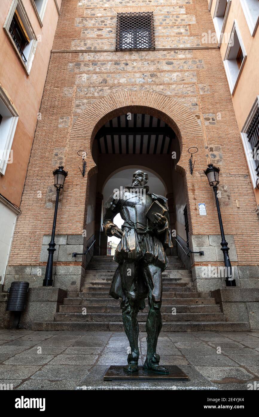 Miguel de Cervantes, Statue des größten spanischen Autors aller Zeiten, am Tor Arco de la Sangre, in Toledo, Castilla la Mancha, Spanien, Europa Stockfoto