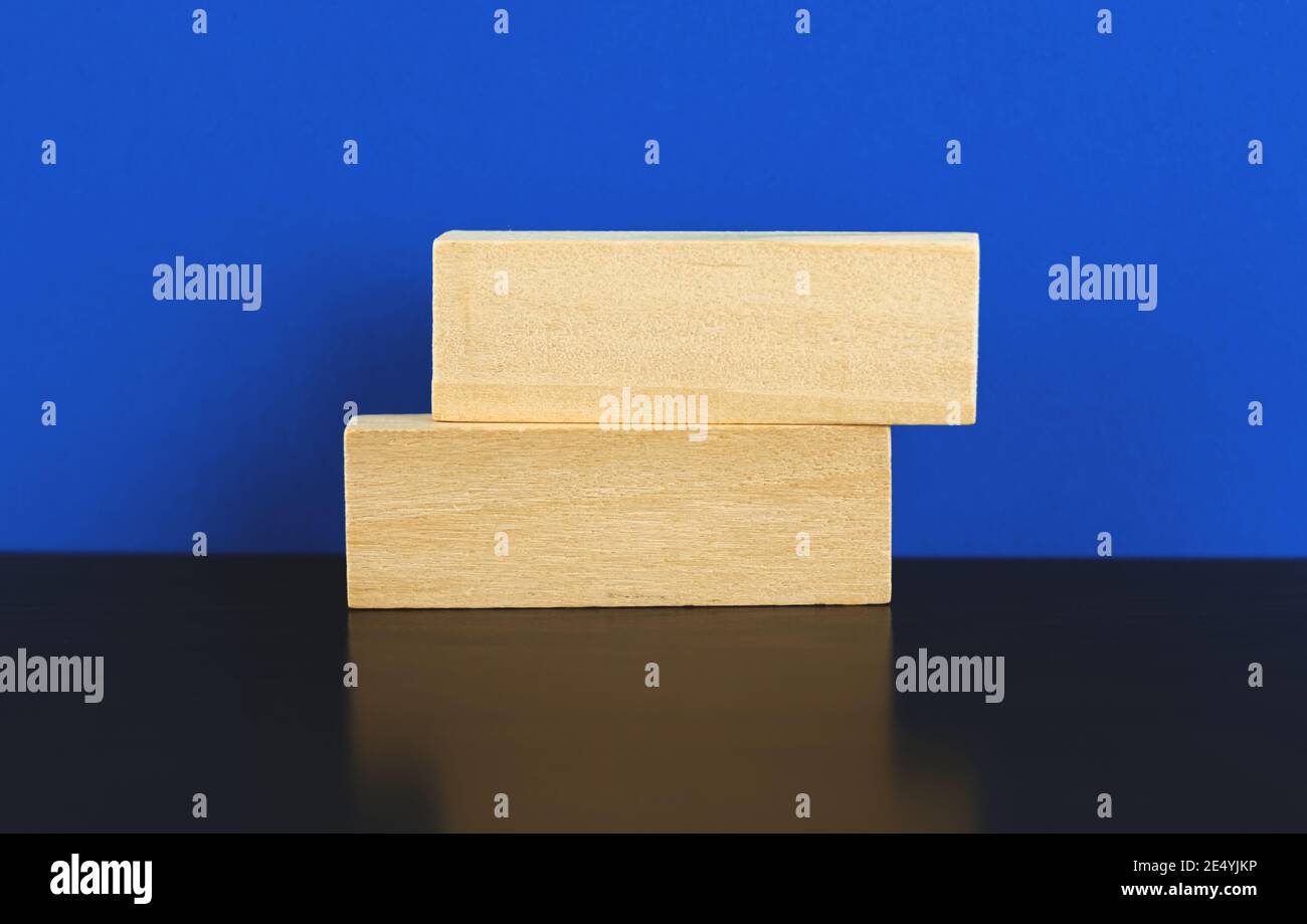 Start-Strategie-Banner, Vorlagemit Platz für Text, hölzerne Stifte, Blöcke auf dem Tisch. Hochwertige Fotos Stockfoto