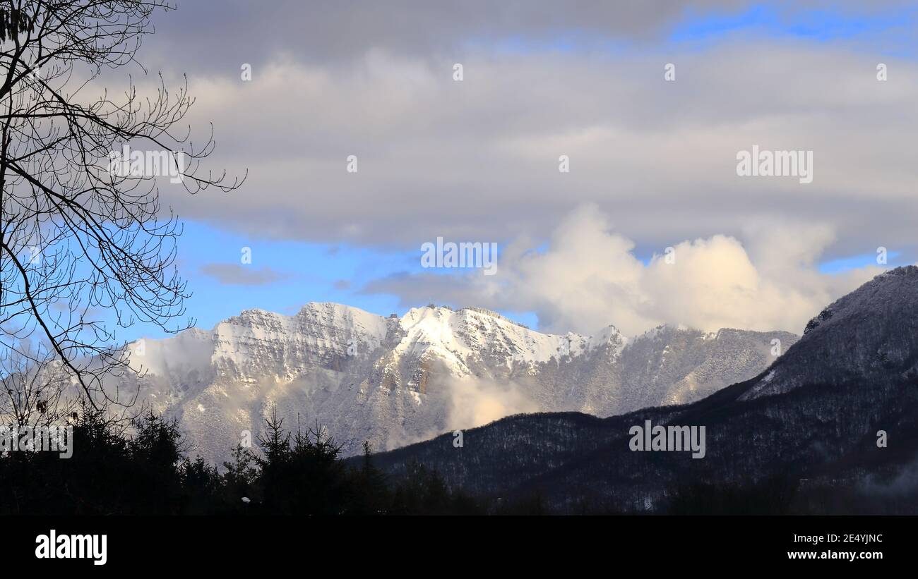 Panorama des Monte Generoso, Italienische Schweiz, mit Schnee, Bäumen und Pinien Stockfoto