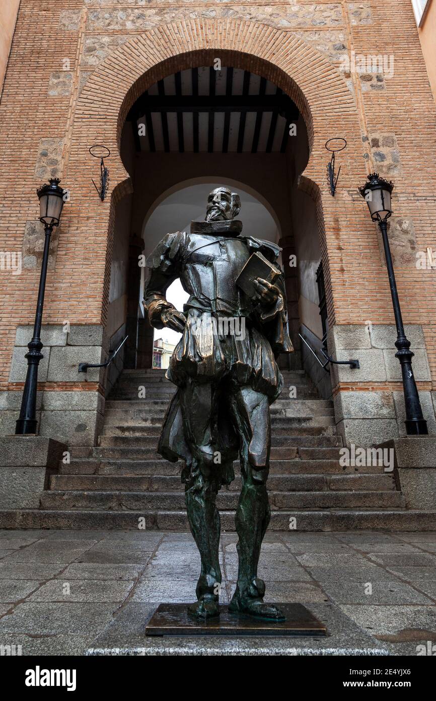 Miguel de Cervantes, Statue des größten spanischen Autors aller Zeiten, am Tor Arco de la Sangre, in Toledo, Castilla la Mancha, Spanien, Europa Stockfoto