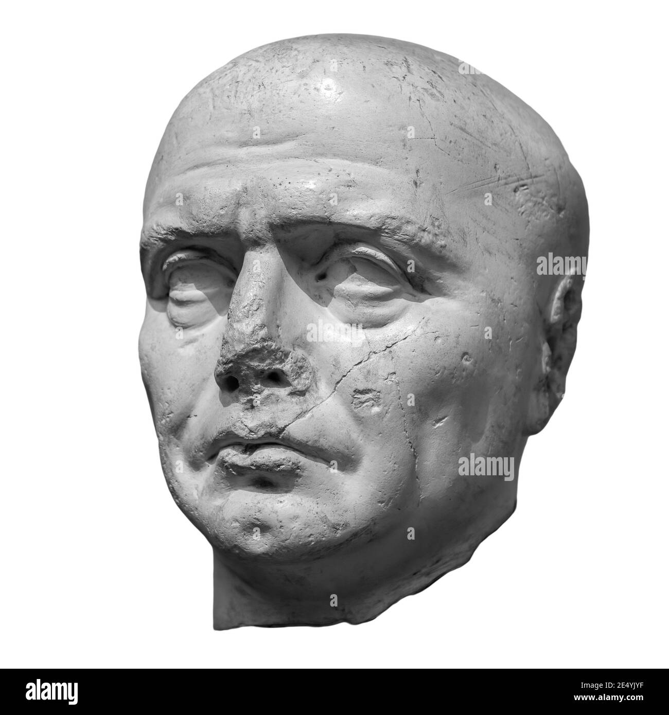 Antiker Kopf des alten Mannes Priester der alten ägyptischen Isis mit Risse Skulptur. Gesicht Statue isoliert auf weißem Hintergrund Stockfoto