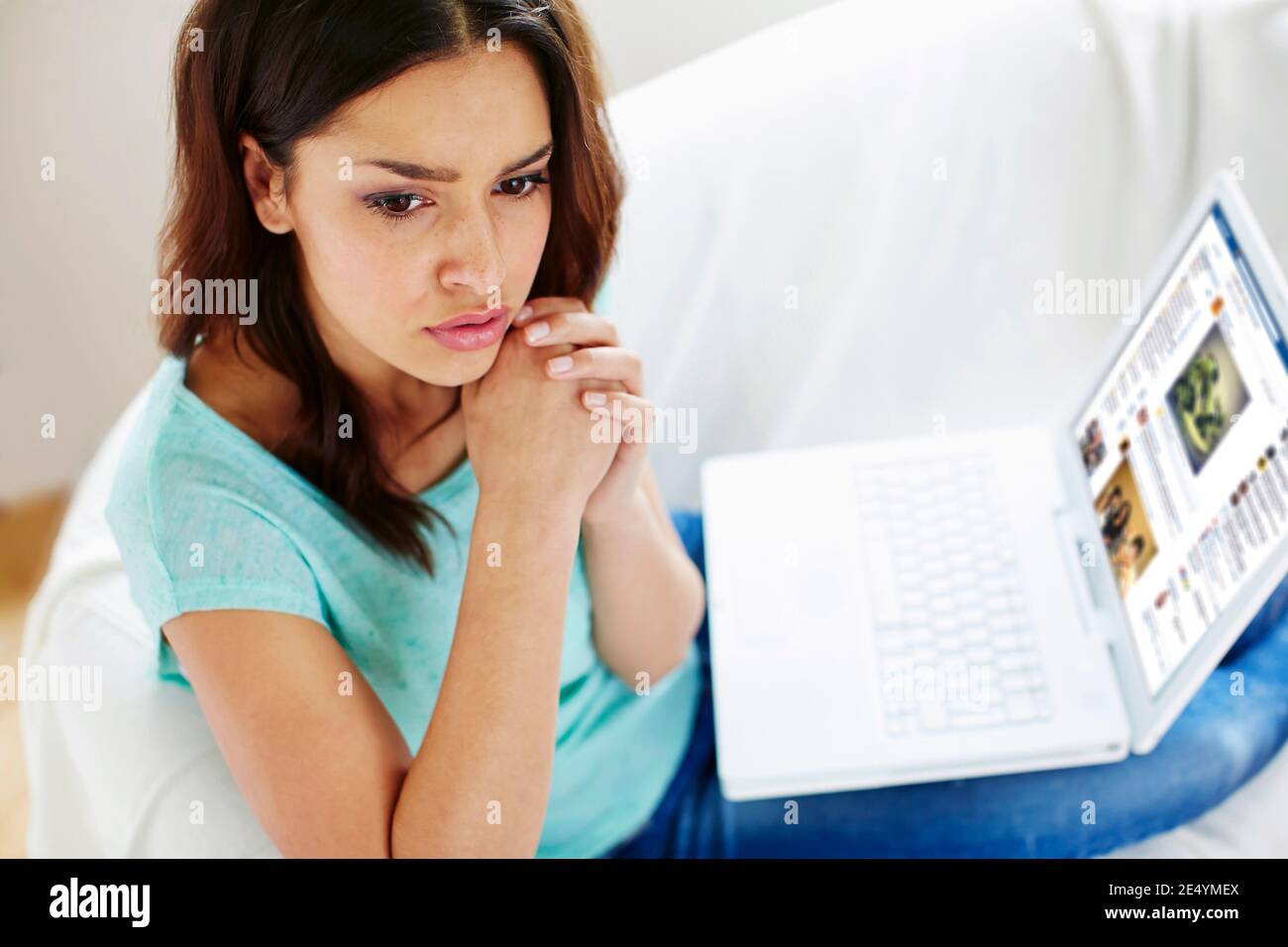 Besorgt aussehende Frau mit Laptop Stockfoto