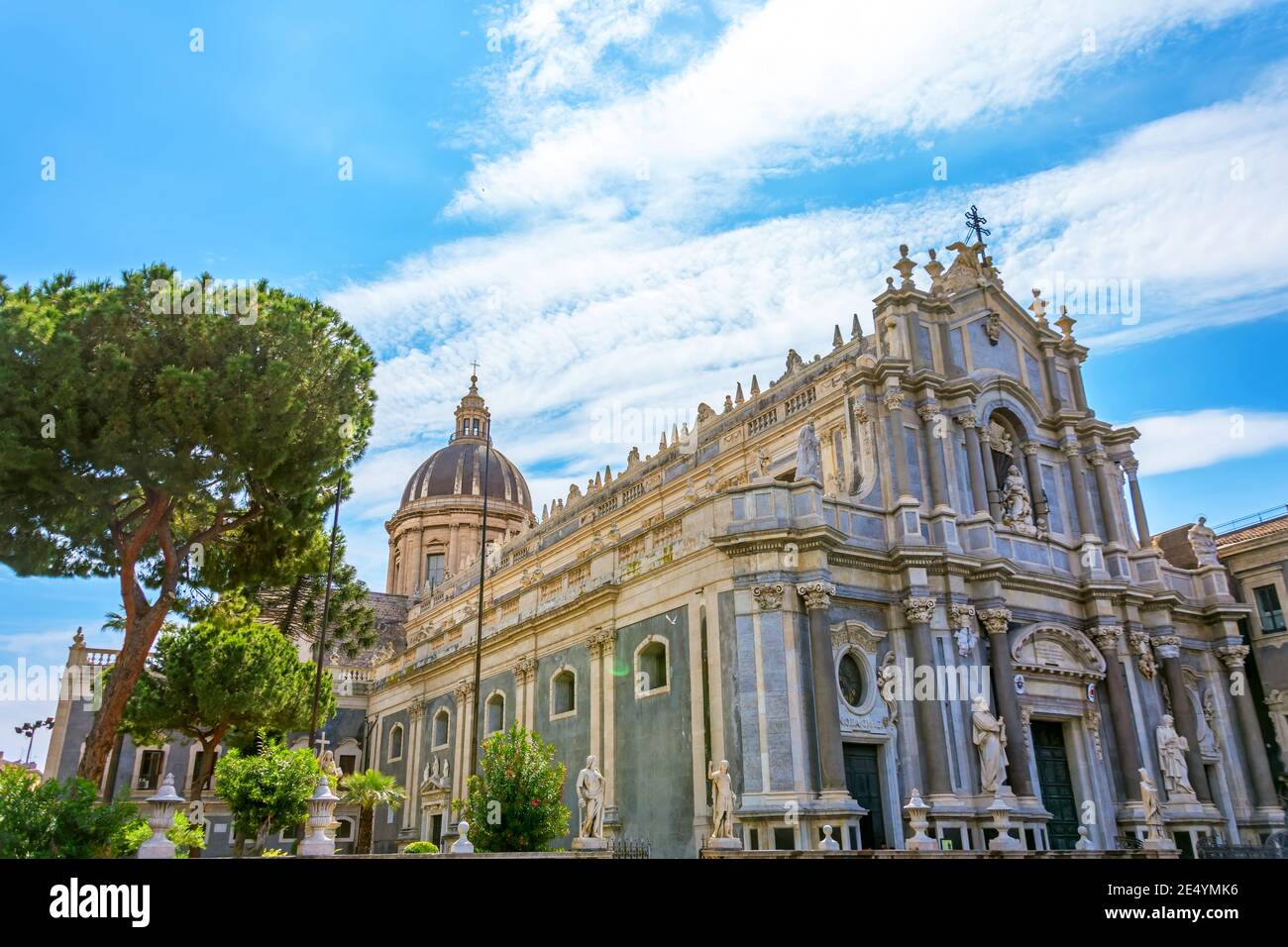 Blick auf die Kathedrale Sant Agata auf der Piazza del Duomo in Catania. Sizilien. Italien Stockfoto