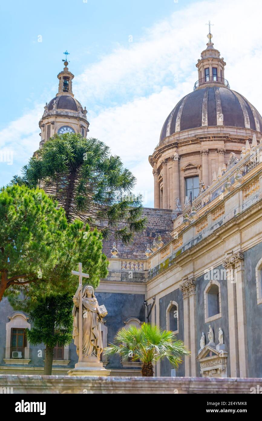 Blick auf die Kathedrale Sant Agata auf der Piazza del Duomo in Catania. Sizilien. Italien Stockfoto