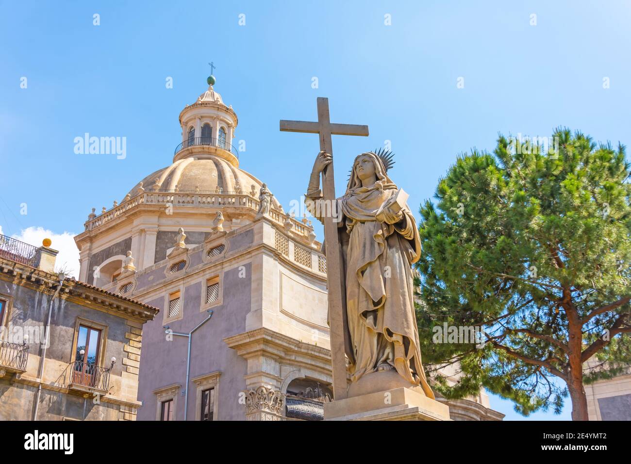 Blick auf die Kathedrale Sant Agata auf der Piazza del Duomo in Catania. Sizilien. Italien Stockfoto
