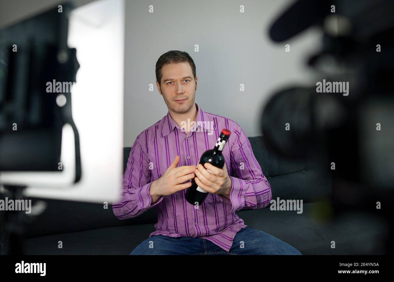 Mann macht Video Blog über Wein und Alkohol. Stockfoto