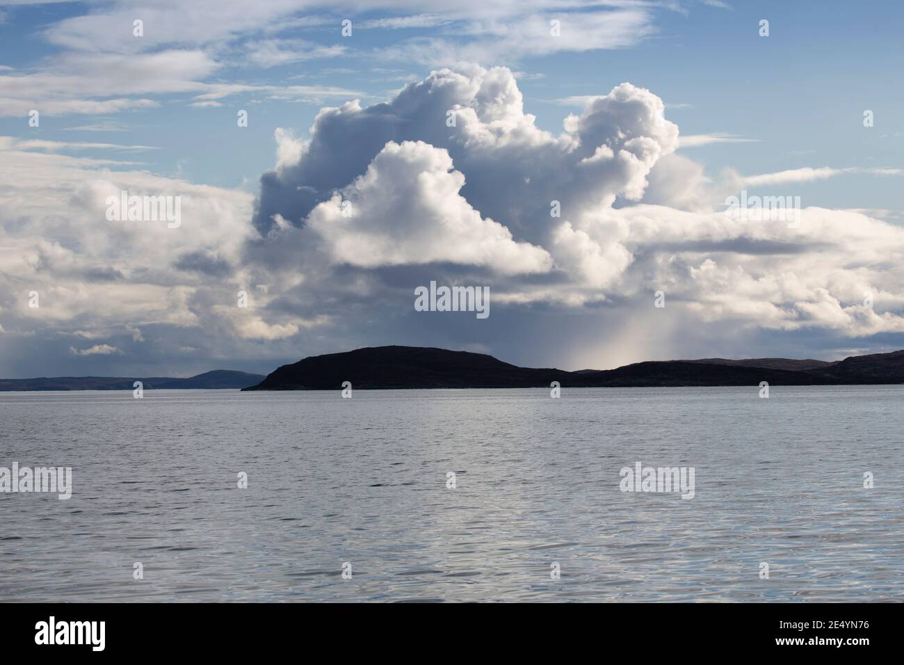 Wolkenformationen bilden sich über den Gyrfalcon-Inseln, Nunavik. Stockfoto