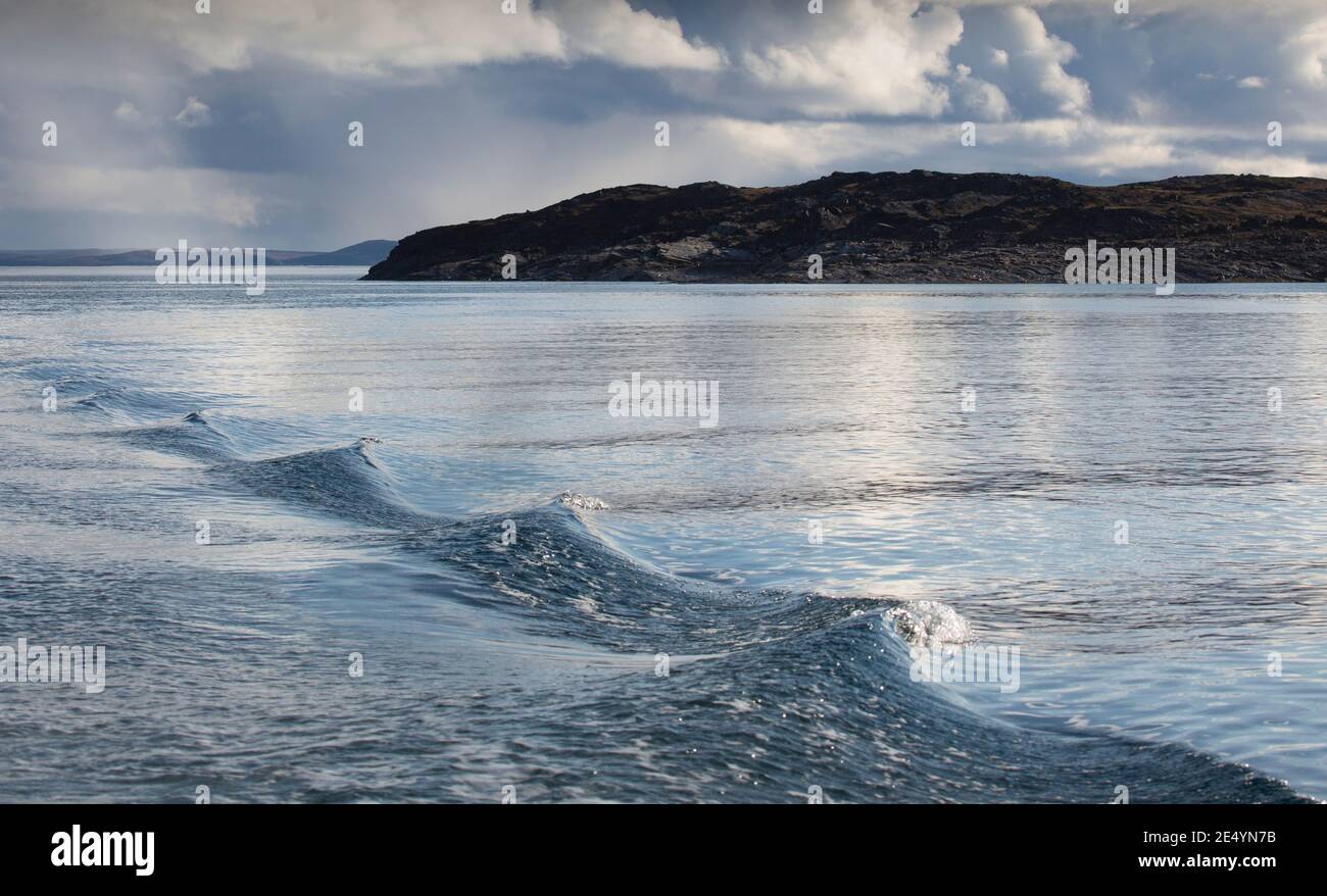 Muster bilden sich auf den ruhigen Gewässern des arktischen Meeres, Nunavik. Stockfoto