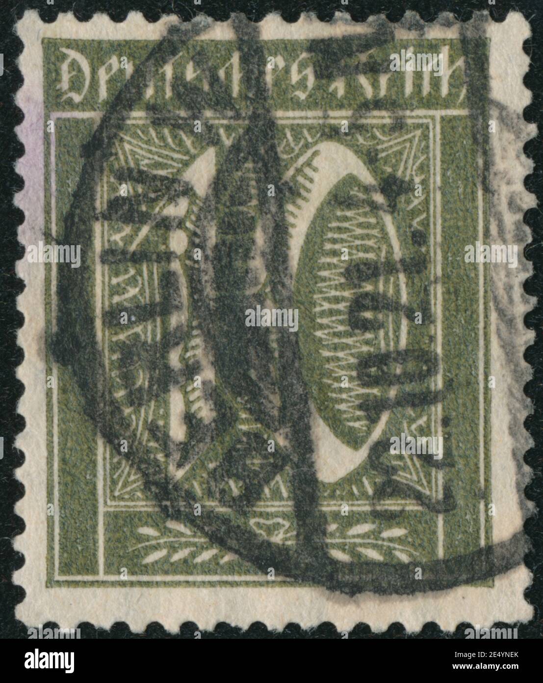 POLTAVA, UKRAINE - 25. Januar 2021. Vintage Stempel gedruckt in Deutschland um 1921 zeigen 10 Inschrift Deutsches Reich Stockfoto