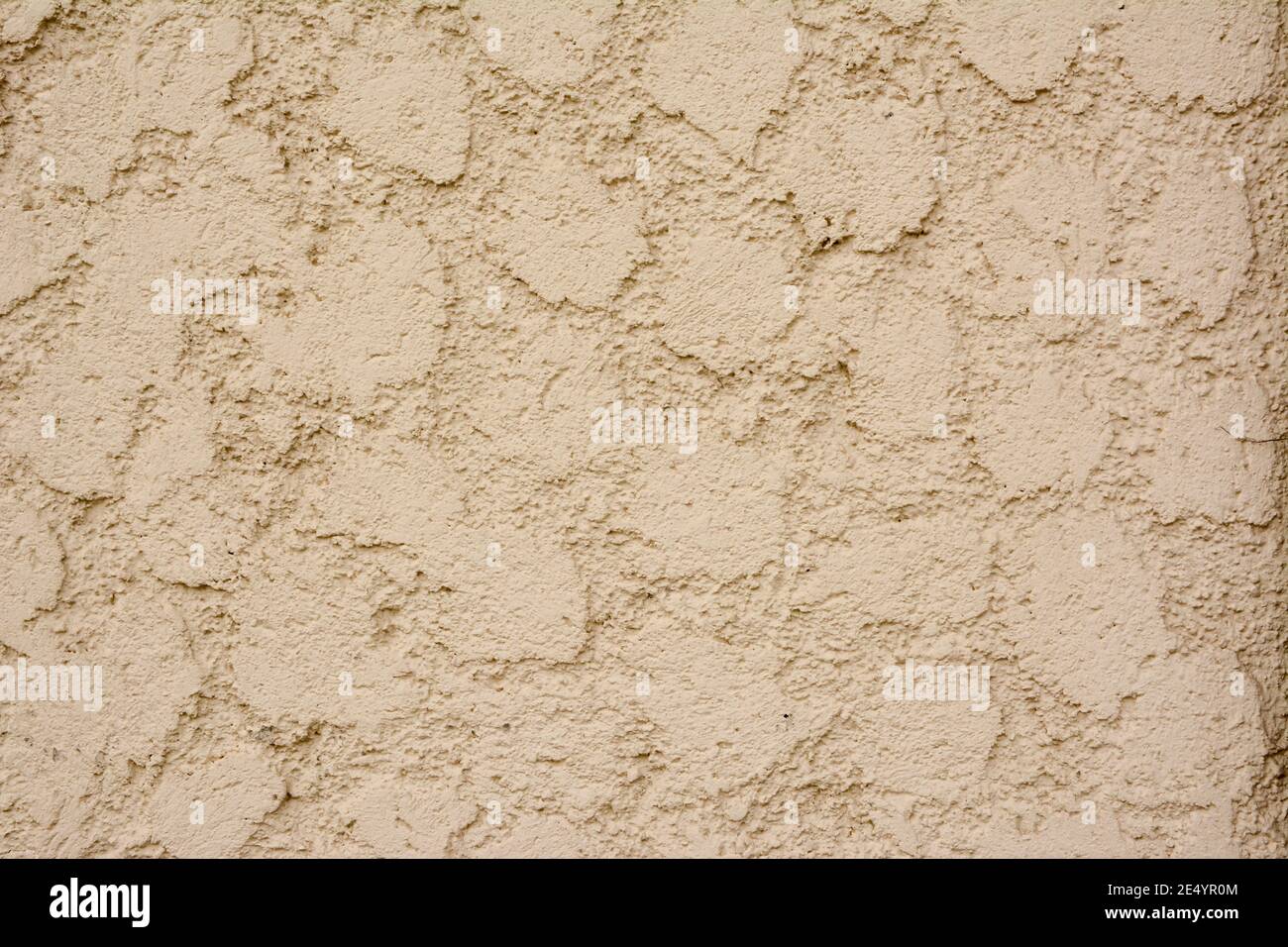 Nahaufnahme einer beigen Wand mit abstraktem Kalkstein Texturhintergrund Stockfoto