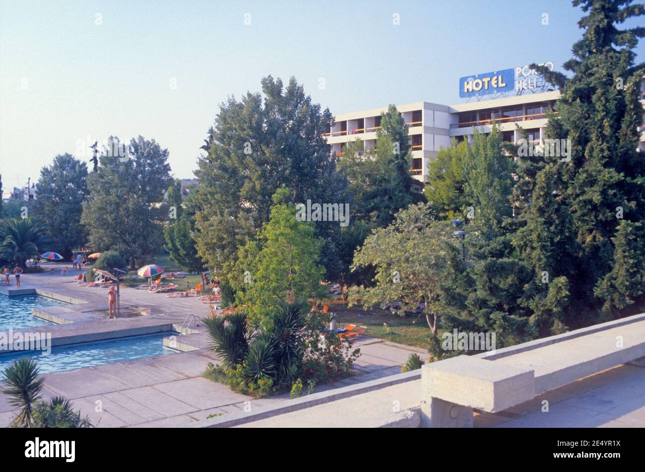 1986 Porto Heli Griechenland - Urlauber und Touristen genießen den Pool im Hotel Porto Heli jetzt die komplett renovierte AKS Porto Heli , Porto Heli in Argolida, Peloponnes, Griechenland, EU Europa Stockfoto