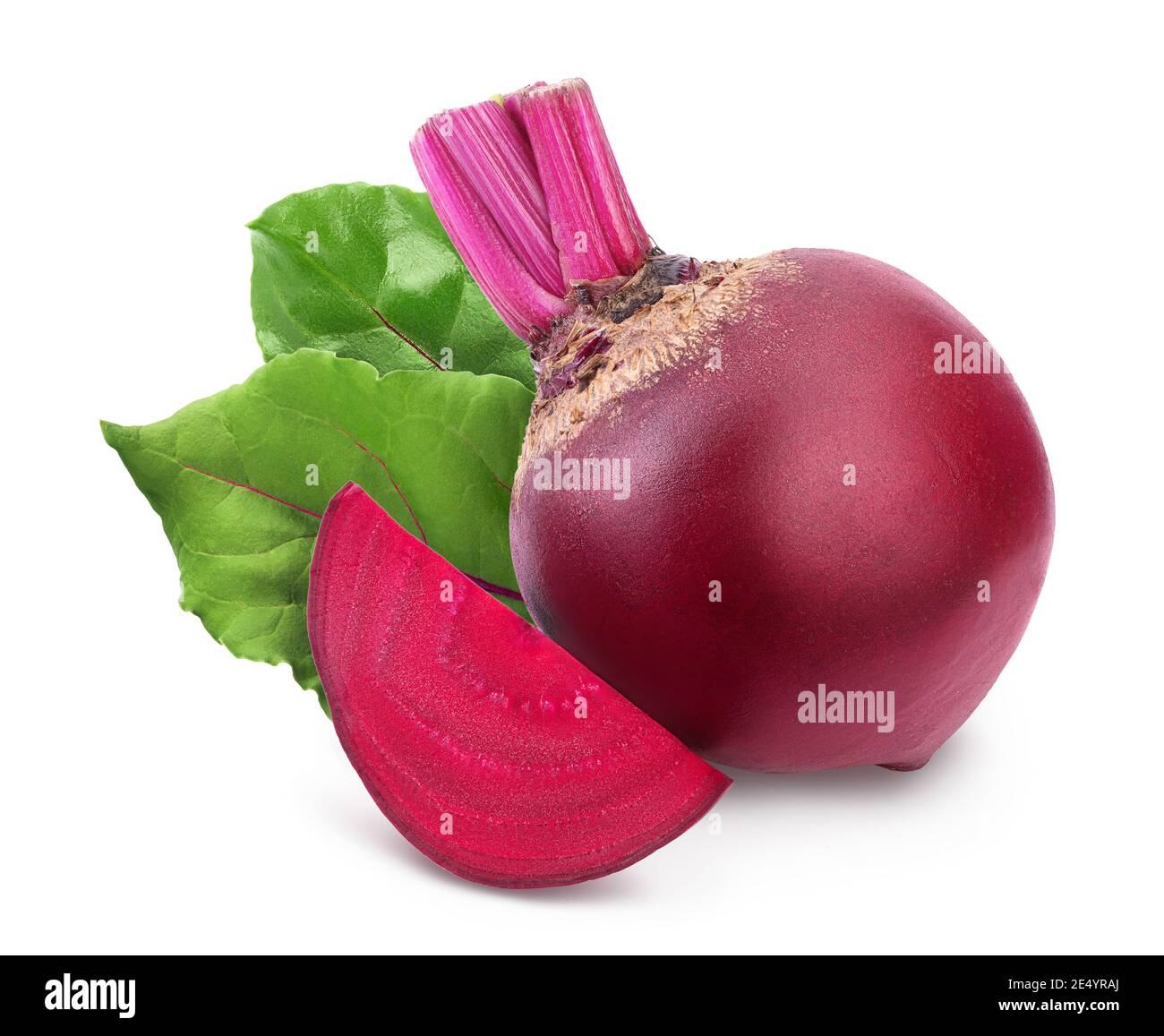 Rote Bete mit auf weißem Hintergrund isolierter Scheibe mit Beschneidungspfad und voller Schärfentiefe Stockfoto