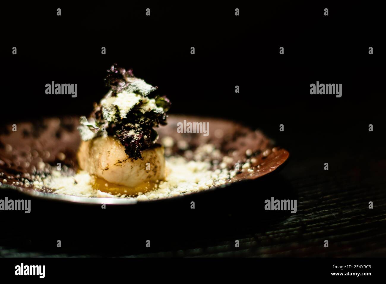 Gericht aus Hechtbarsch, Kürbis und Meerrettich in einem Restaurant Stockfoto