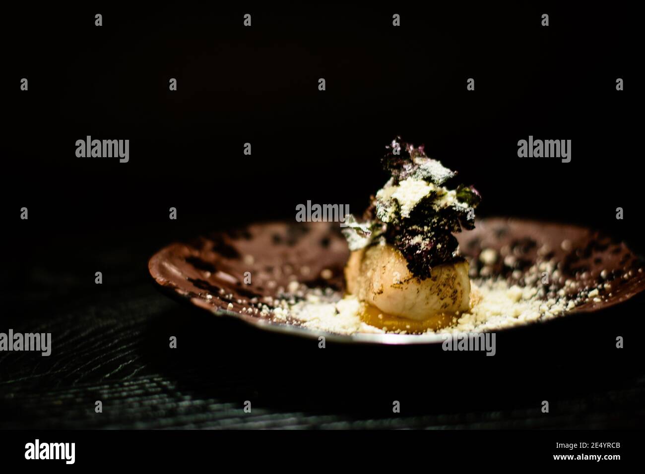Gericht aus Hechtbarsch, Kürbis und Meerrettich in einem Restaurant Stockfoto