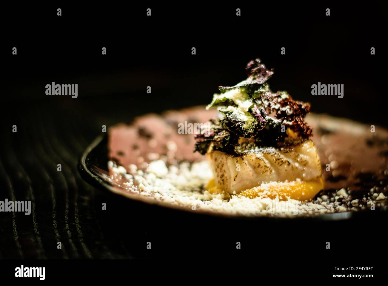 Gericht aus Hechtbarsch, Kürbis und Meerrettich in einem Restaurant Stockfoto