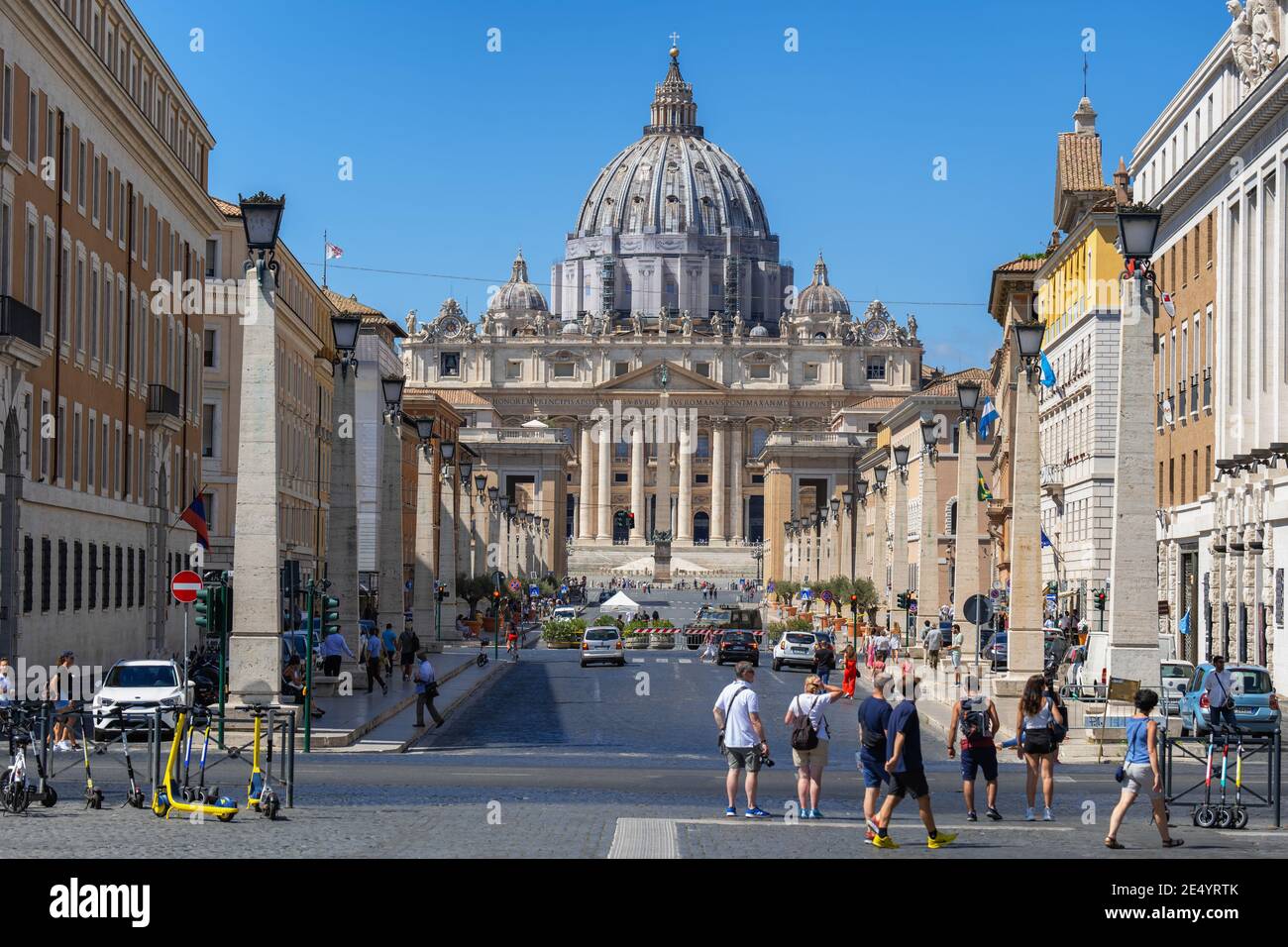 Petersdom im Vatikan von der Via della Conciliazione in Rom, Italien Stockfoto