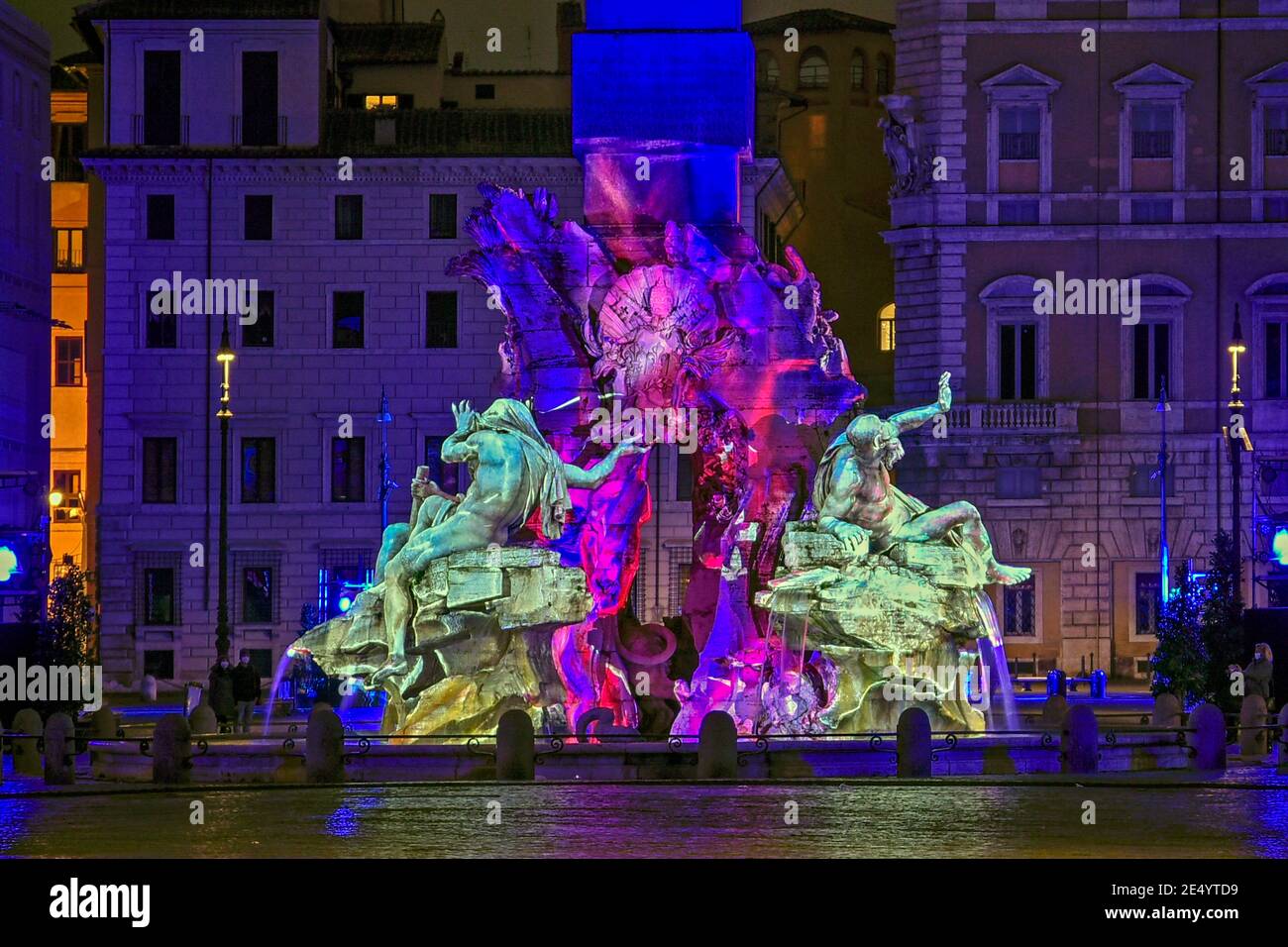 Italien, Rom, 26th. Dezember 2020. An den drei historischen Brunnen der Piazza Navona wird in der Weihnachtszeit anstelle des Types eine Lichtshow aufgeführt Stockfoto