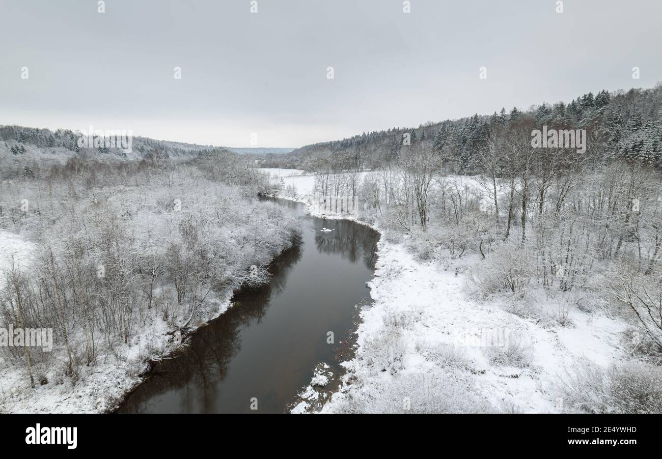 Wunderbarer Morgen schöne Winterlandschaft am Fluss Dubysa. Stockfoto