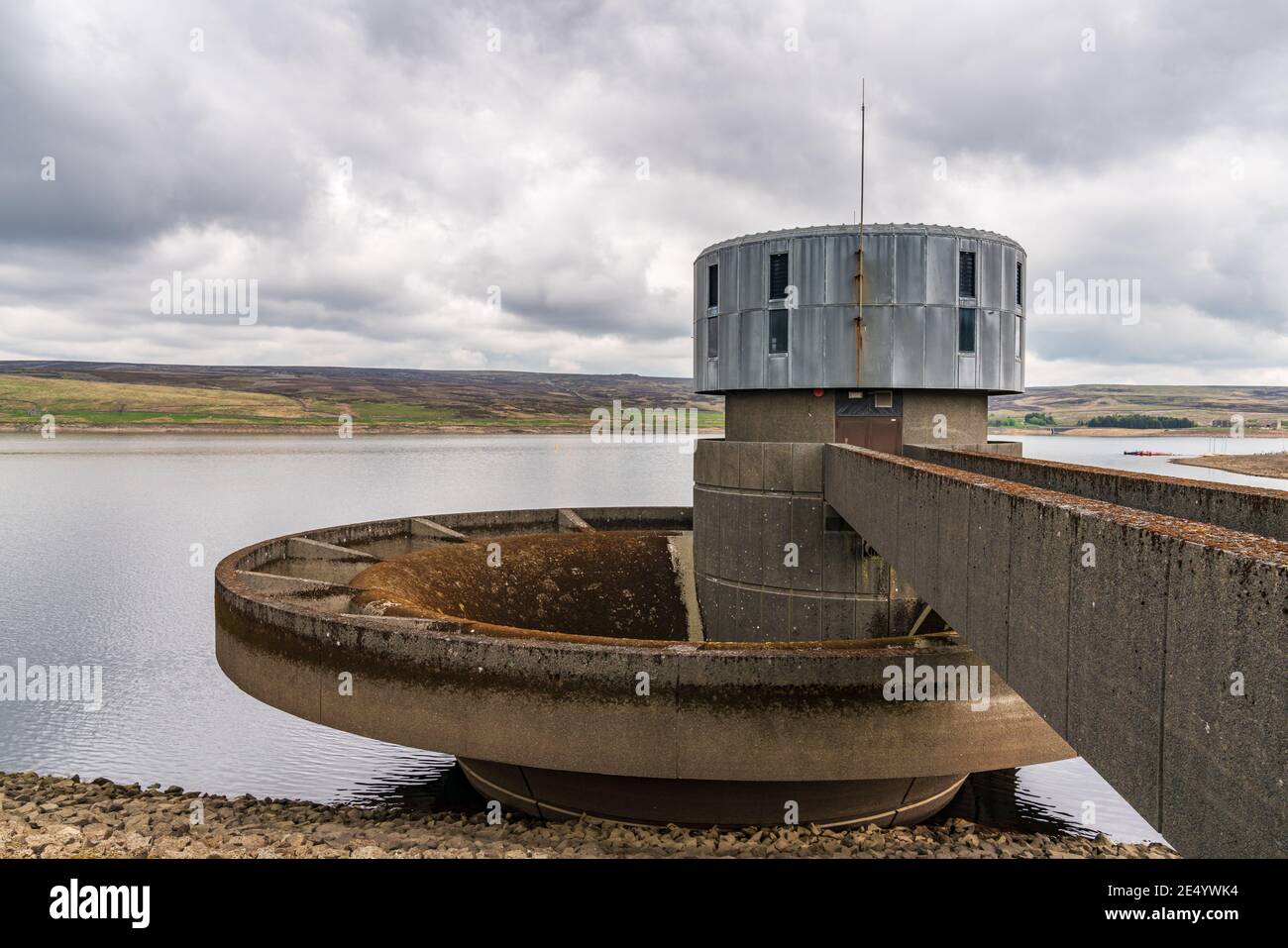 Der Auslaufturm und die Auslaufleitung des Grimwith Reservoirs in der Nähe von Howgill, North Yorkshire, England, Großbritannien Stockfoto