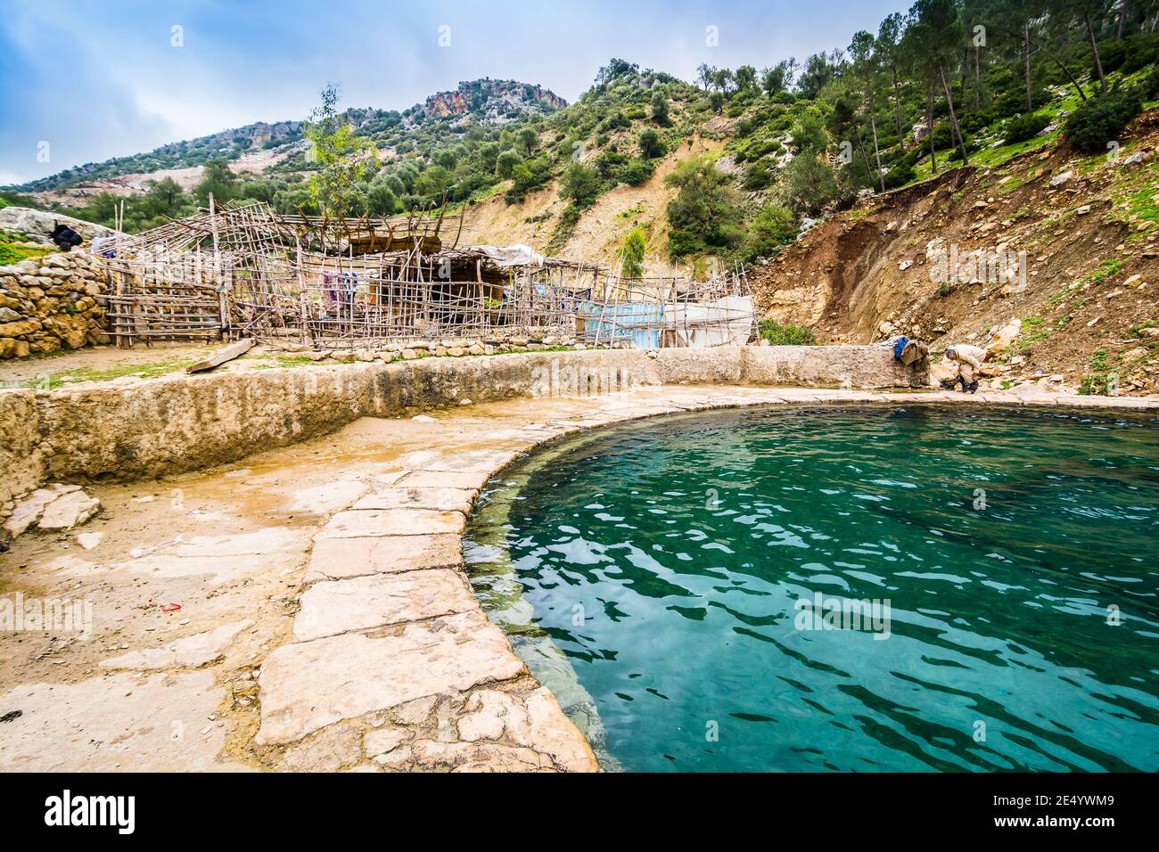 Moulay Idriss, Marokko - 09. April 2015. Römisches Bad mit Thermalquelle mit kreisförmigem Pool Stockfoto