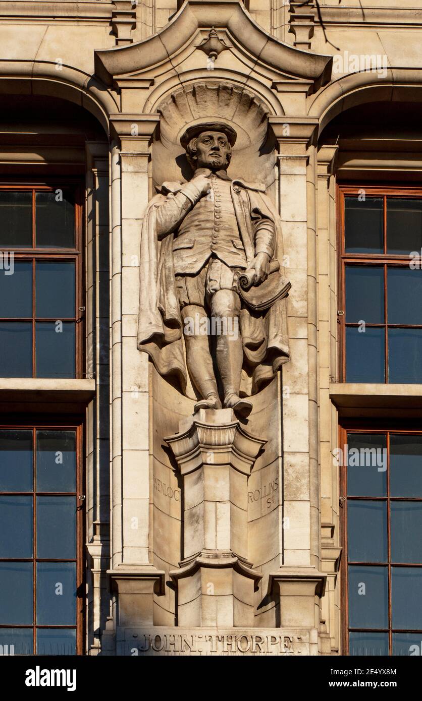 Statue in Nische auf der Cromwell Road Front außen des Victoria and Albert Museum (V & A), von John Thorpe, Architekt, von H. Wenlock Rollins Stockfoto