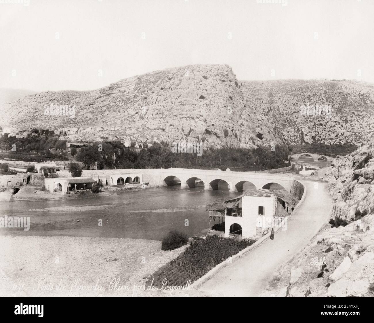 Vintage 19. Jahrhundert Foto: Brücke über 'Fleuve du Chien' oder Dog River in der Nähe von Beirut, Libanon. - die Nahr al-Kalb, die 31 km von einer Quelle in Jeita in der Nähe der Jeita Grotte bis zum Mittelmeer verläuft. Stockfoto