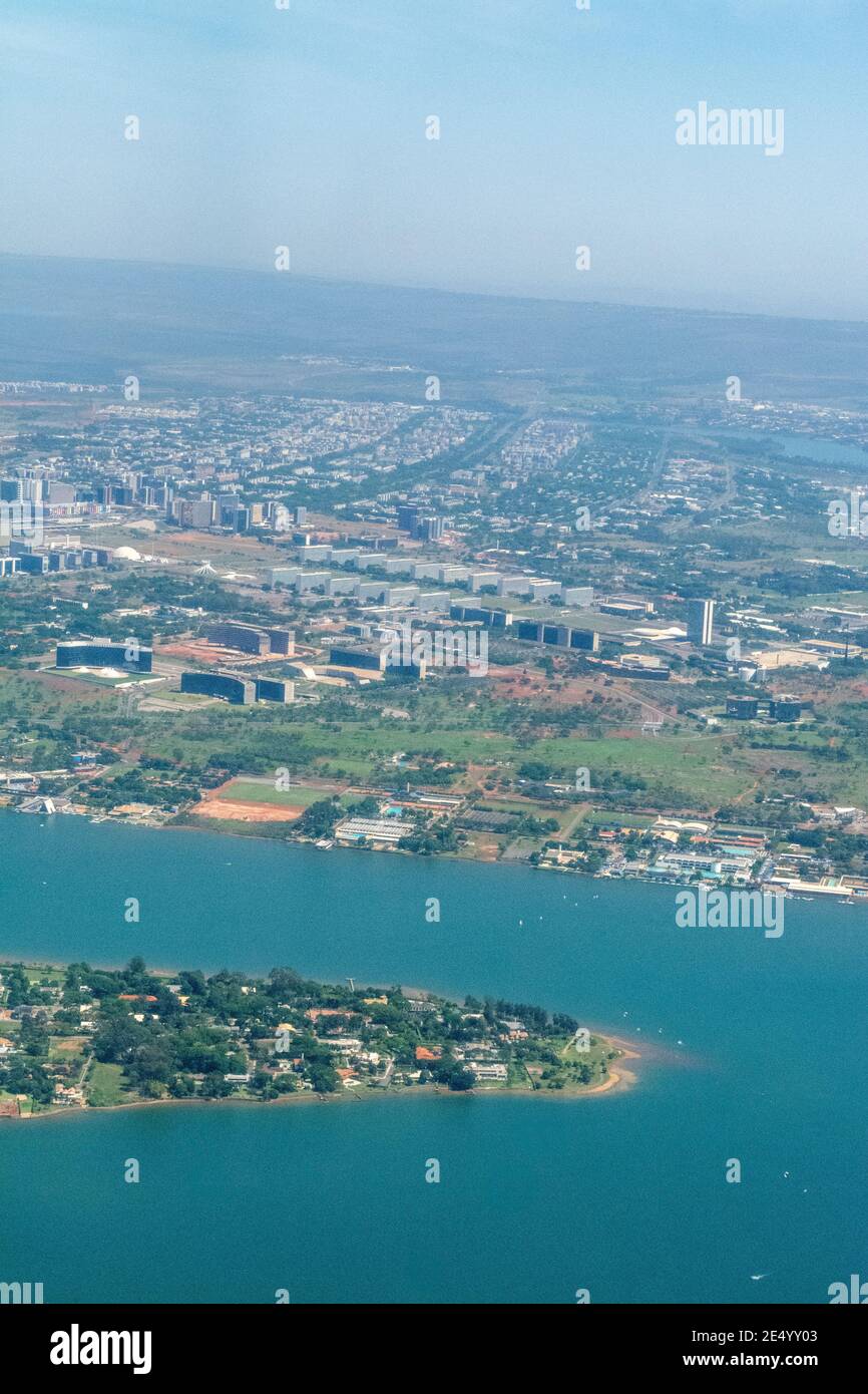 Luftansicht des künstlichen Sees Paranoa und des brasilianischen Bundesbezirks in Brasilia, der Hauptstadt Brasiliens. Es zeigt zwei lange Reihen von Stockfoto